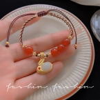 Pulsera Trenzada con Cuentas Rojas y Dije Conejito Dorado S356