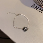 Pulsera Combinada de Perlas y Cadena con Flor Esmaltada S377