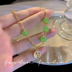 Pulsera Dorada con Cuentas de Jade Sintético y Dije Moneda de la Fortuna S390
