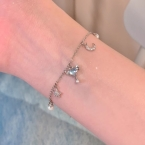 Pulsera Plateada con Dijes Colgantes de Luna, Estrellas y Perlas S393