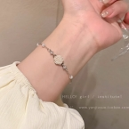 Pulsera Plateada con Medallón Circular de Strass y Perlas S438
