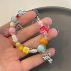 Pulsera Y2K Multicolor con Dijes de Caramelos, Corazón y Moño S458