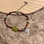 Pulsera Amuleto Roja con Cuenta Verde Simil Jade y Medalla Oriental S489