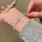 Pulsera Rígida con Moños Calados Plateada S518
