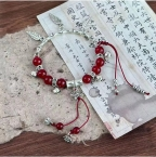 Pulsera Étnica Media Caña Plateada con Cuentas Rojas y Dijes S583