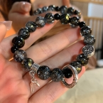 Pulsera de Cuentas Destellantes con Dije Anillo Grabado y Pluma S593