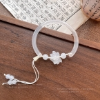 Brazalete Rígido Símil Jade con Flor de Loto Tallada y Cordón S613