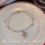 Pulsera Ajustable Plateada con Cuentas Cuarzo Blanco y Flor Inflada S628