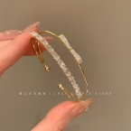 Brazalete Rígido Dorado Doble Hilera Moño y Cristales Baguette S677
