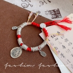 Pulsera Hilo Rojo de la Suerte con Tubos Plateados y Dijes Amuleto S706