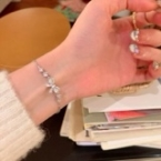 Pulsera Fina Plateada con Dije Moño y Circonitas S825