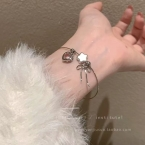 Pulsera Rígida Plateada con Dijes Corazón, Flor y Lazo S829