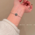 Pulsera Plateada con Dije Flor Camelia Negra Esmaltada S863
