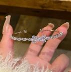 Brazalete Rígido Abierto Plateado con Mariposa de Circonitas Marquise S873
